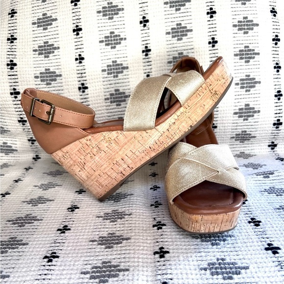 Crown Vintage Tan and Gold Wedge Sandals, size 8 - Picture 5 of 10